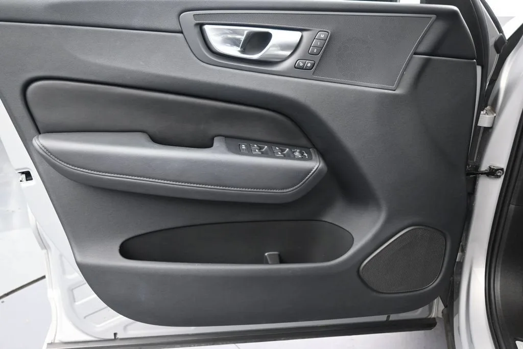 2024 Volvo XC60 B5 Plus Dark Theme photo 11