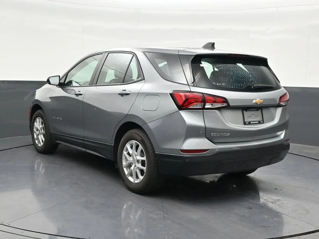2024 Chevrolet Equinox LS photo 3