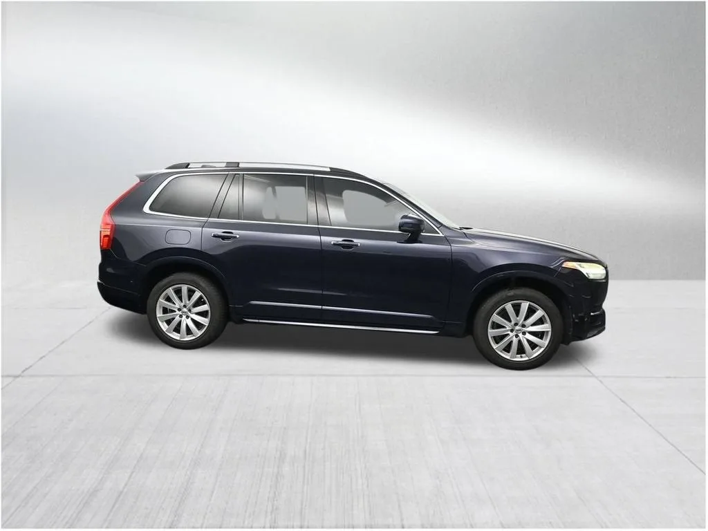 2017 Volvo XC90 T6 Momentum photo 6