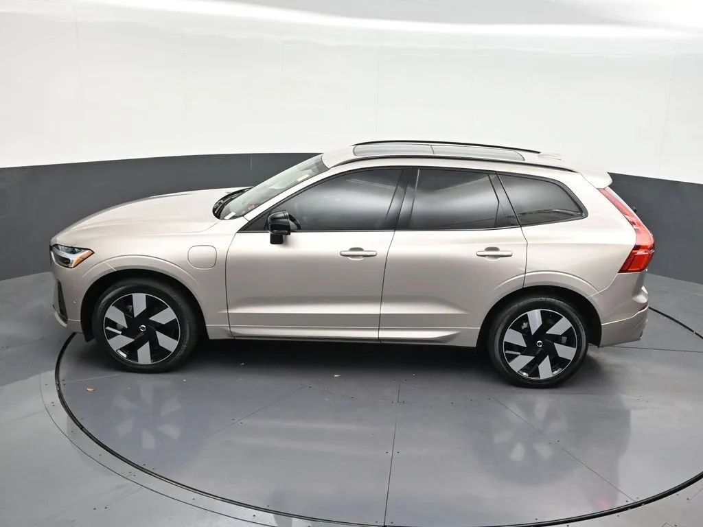 2025 Volvo XC60 Plug-In Hybrid Plus, T8 AWD Electric/Gasoline, Dark photo 11