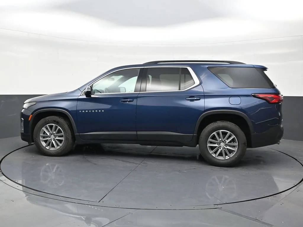 2023 Chevrolet Traverse LT Cloth photo 2