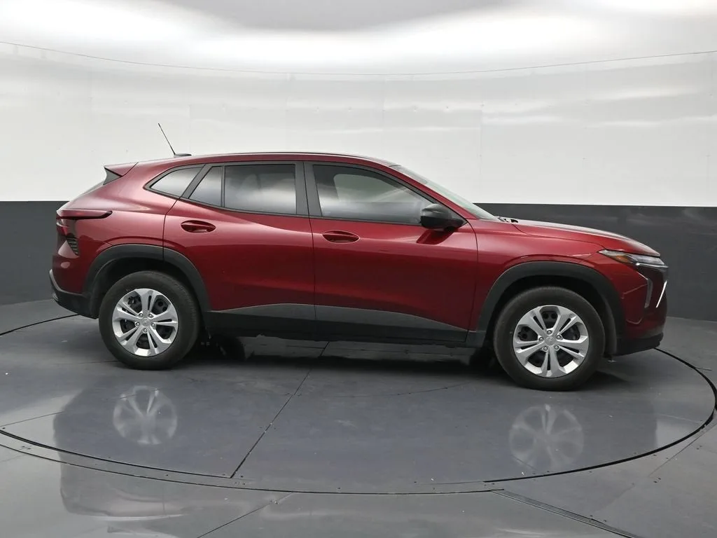 2025 Chevrolet Trax LS photo 6