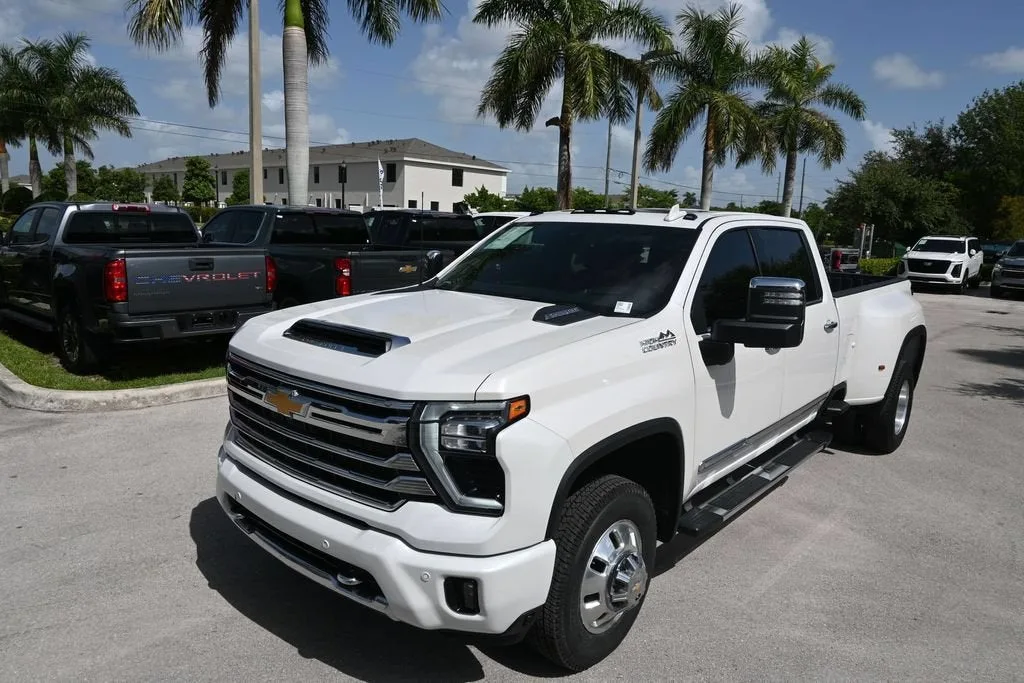 2025 Chevrolet Silverado 3500 HD High Country DRW photo 4