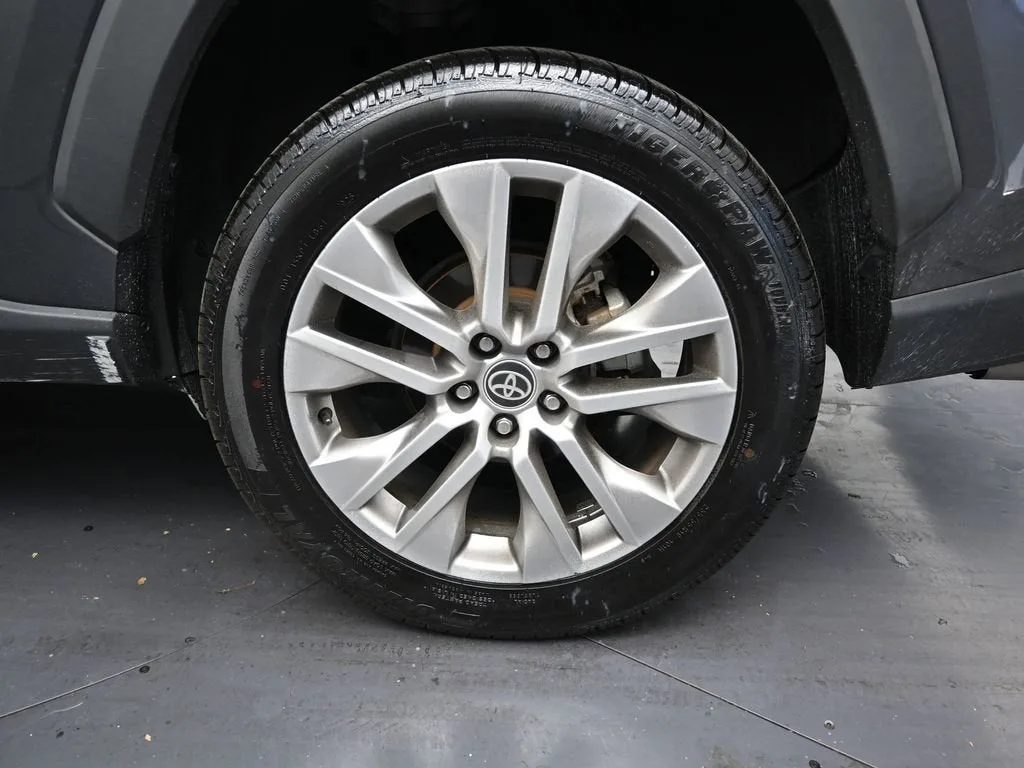 2022 Toyota RAV4 XLE Premium photo 9