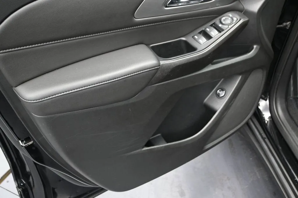 2023 Chevrolet Traverse LT Cloth photo 10