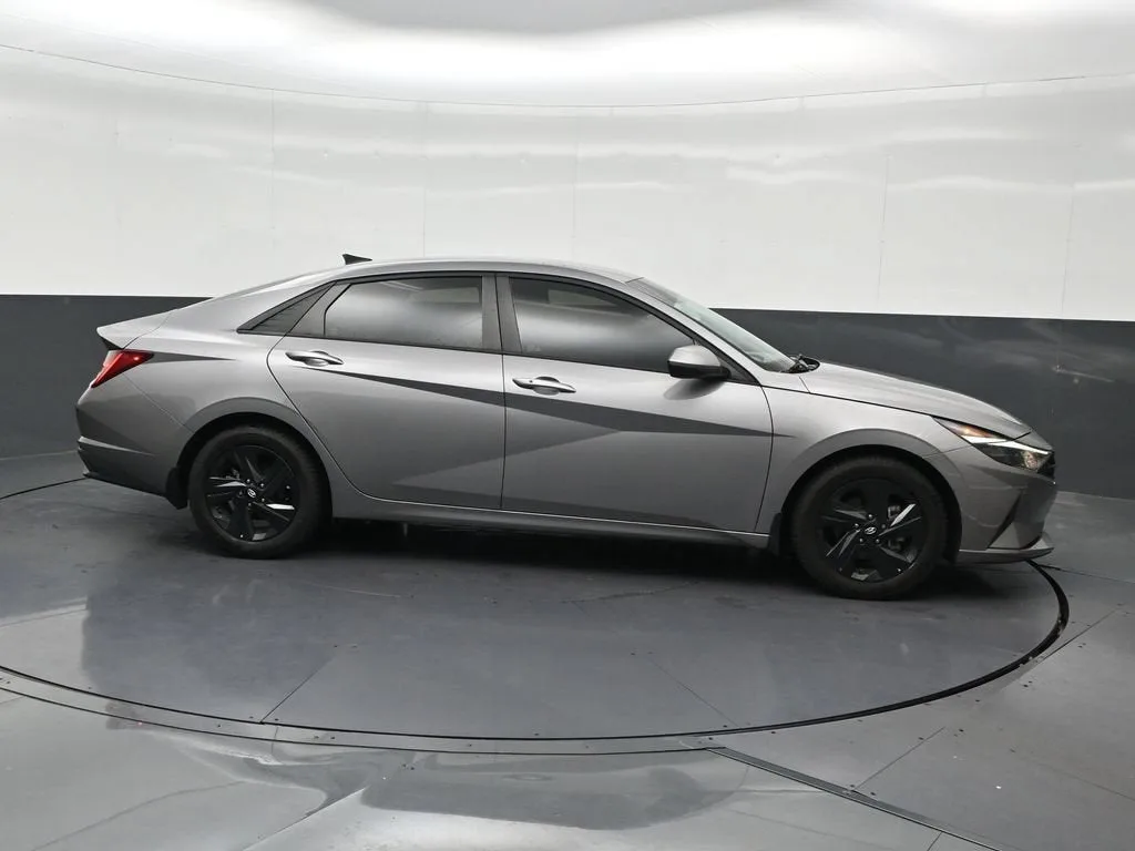 2023 Hyundai Elantra Hybrid Blue photo 7