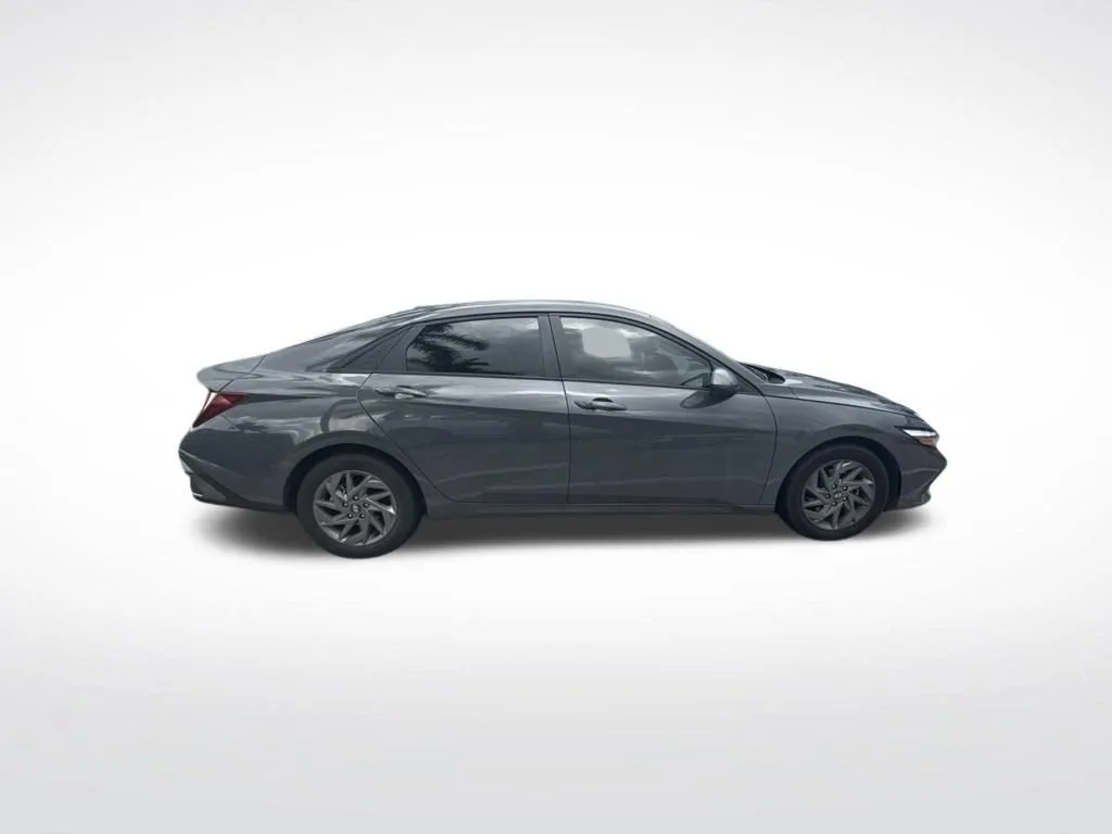2024 Hyundai Elantra SEL photo 2