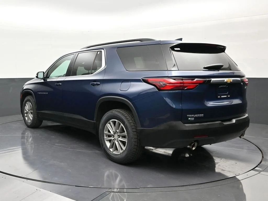 2023 Chevrolet Traverse LT Cloth photo 3