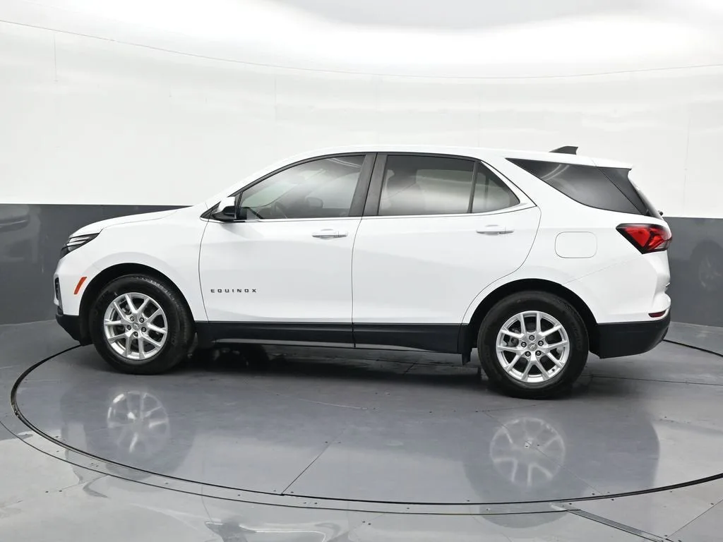 2024 Chevrolet Equinox LT photo 2