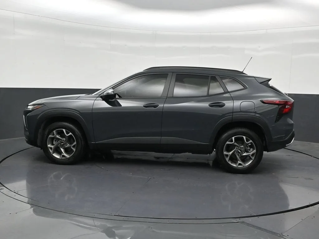2025 Chevrolet Trax LT photo 2