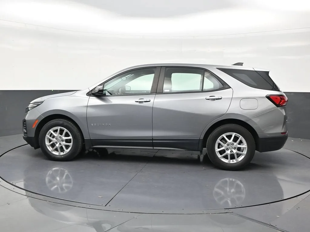 2023 Chevrolet Equinox LS photo 2