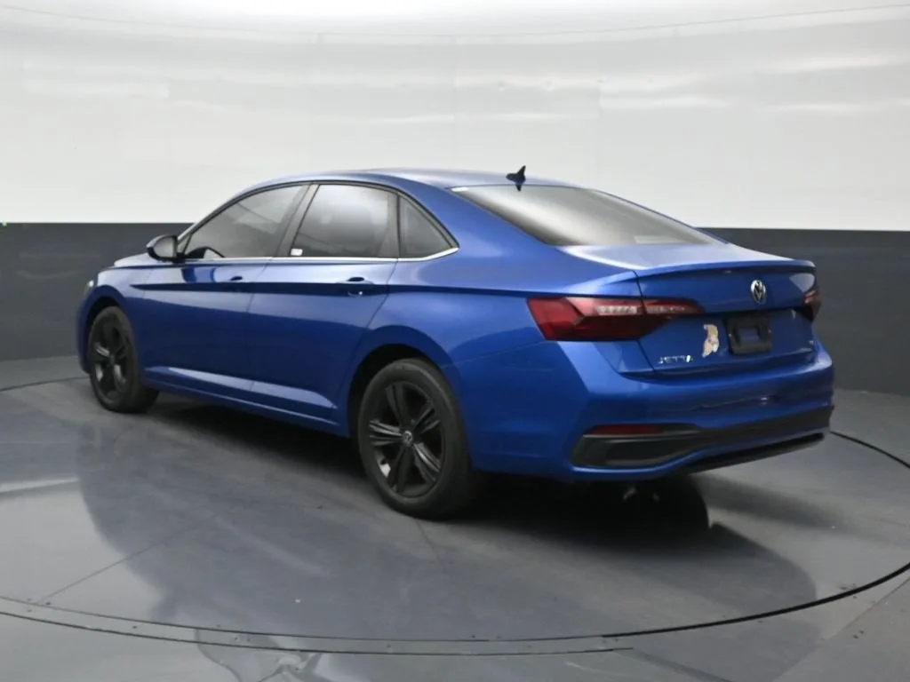 2023 Volkswagen Jetta SE photo 3