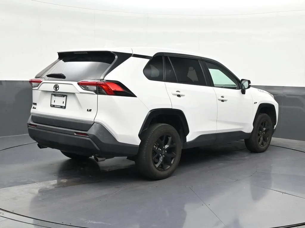 2022 Toyota RAV4 LE photo 5