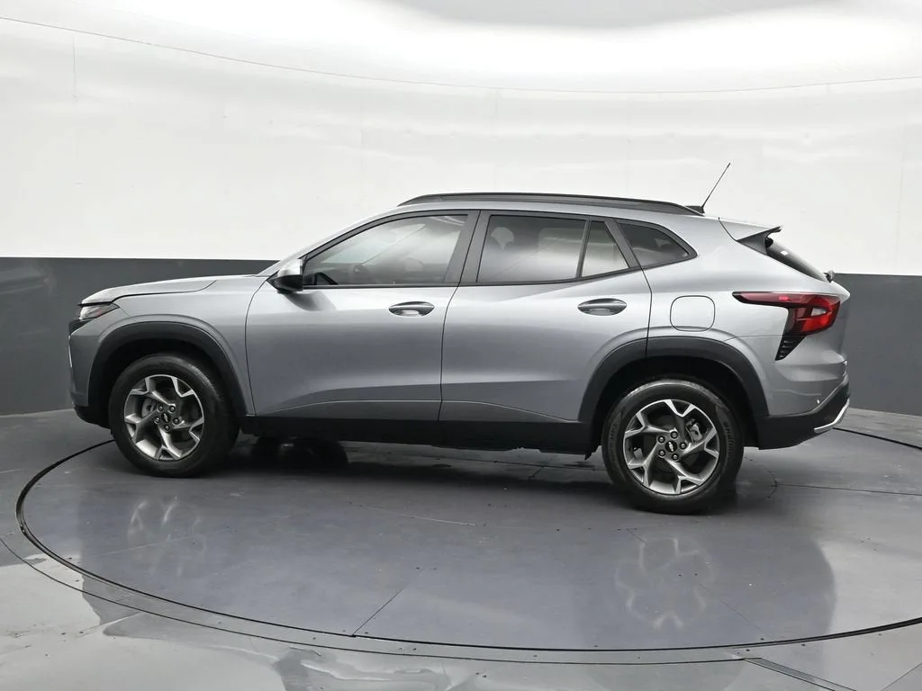 2025 Chevrolet Trax LT photo 2