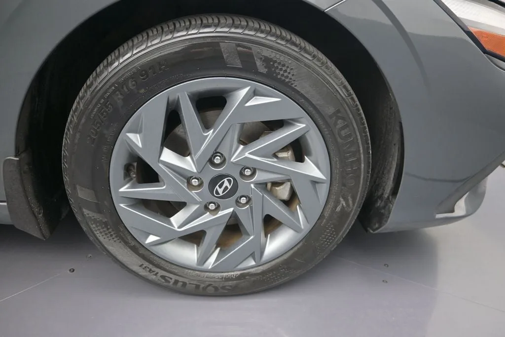 2024 Hyundai Elantra SEL photo 9