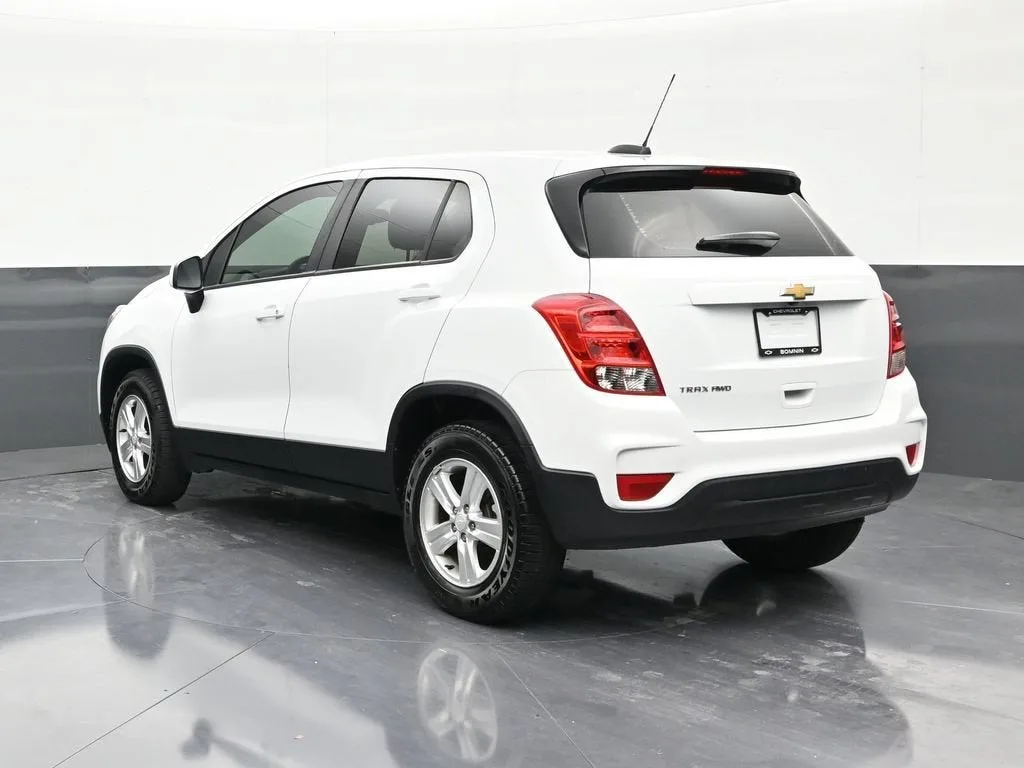 2021 Chevrolet Trax LS photo 3