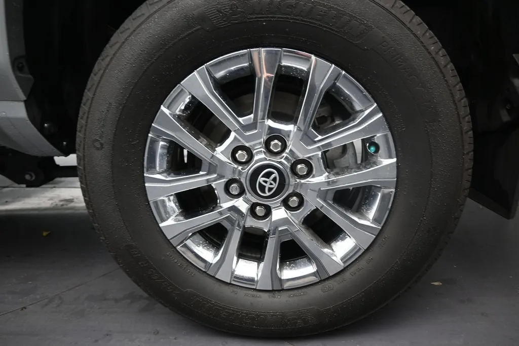 2025 Toyota Tacoma Hybrid Limited photo 10