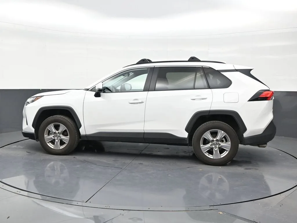 2025 Toyota RAV4 XLE photo 2