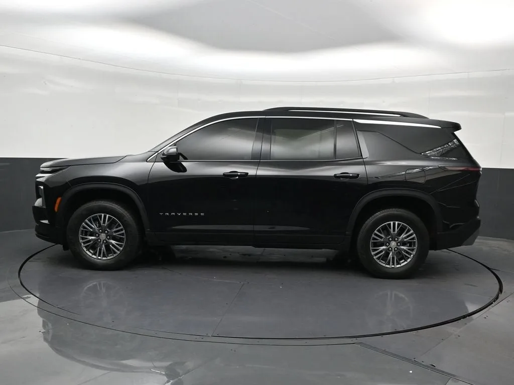 2025 Chevrolet Traverse LT photo 2