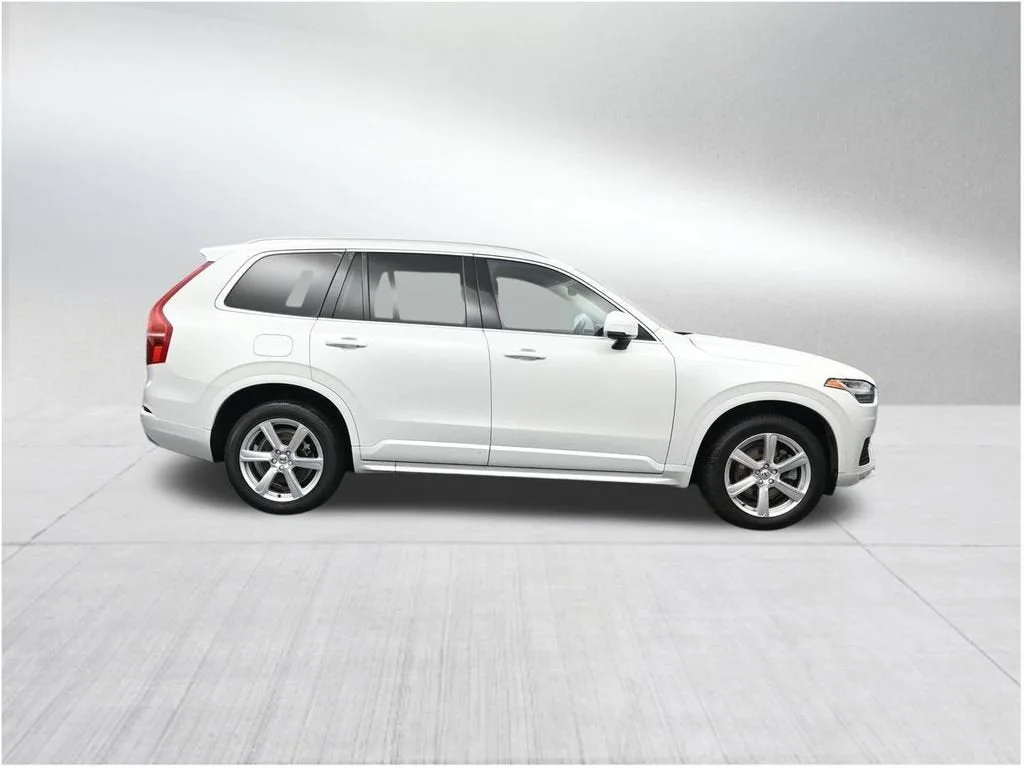 2022 Volvo XC90 T5 Momentum 7 Passenger photo 6