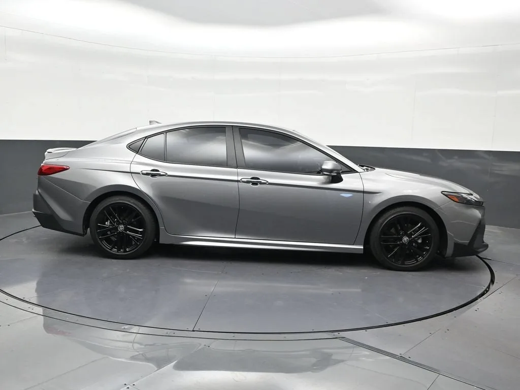 2025 Toyota Camry SE photo 7