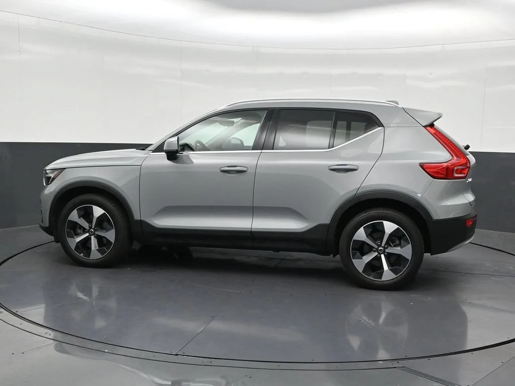 2025 Volvo XC40 Plus Bright Theme photo 2