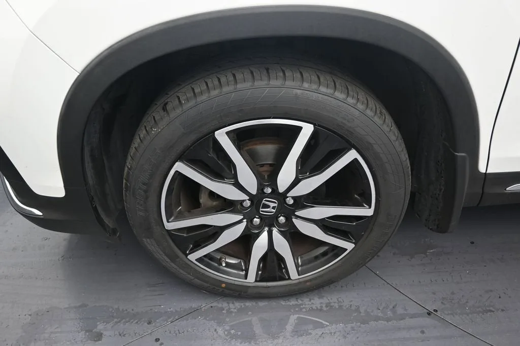 2022 Honda Pilot 2WD Touring 7 Passenger photo 9