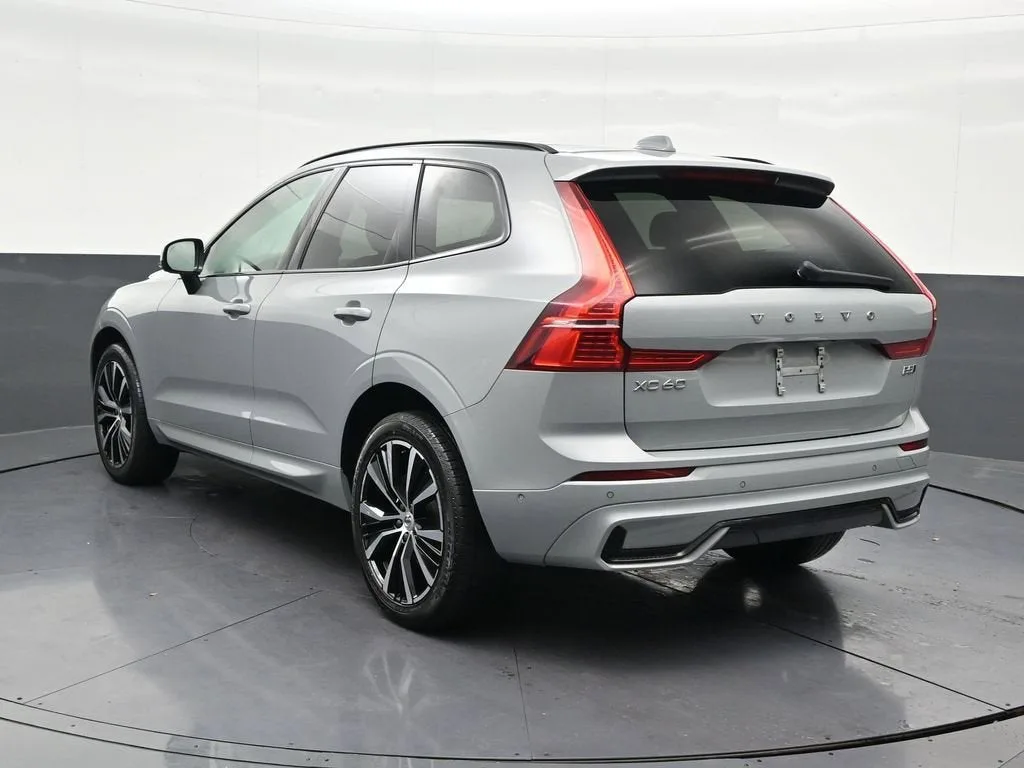 2024 Volvo XC60 Plus Dark Theme photo 3