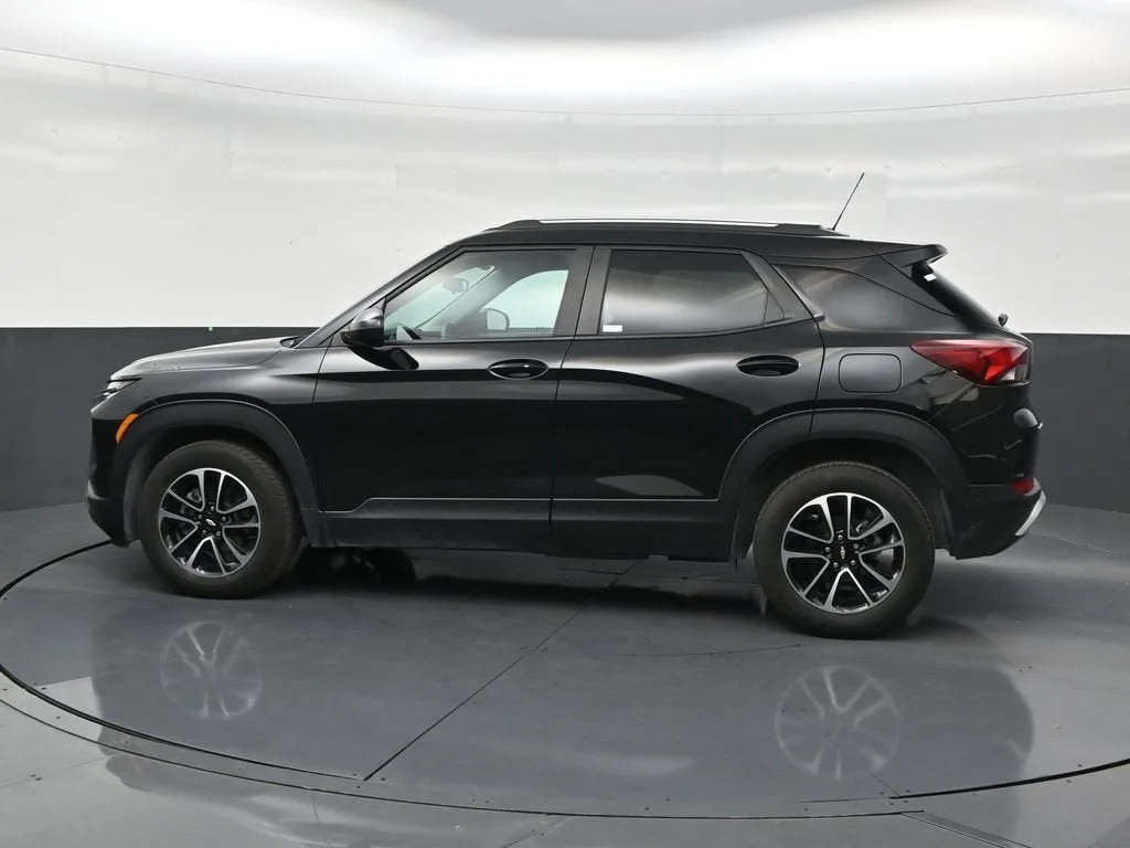 2025 Chevrolet Trailblazer LT photo 2