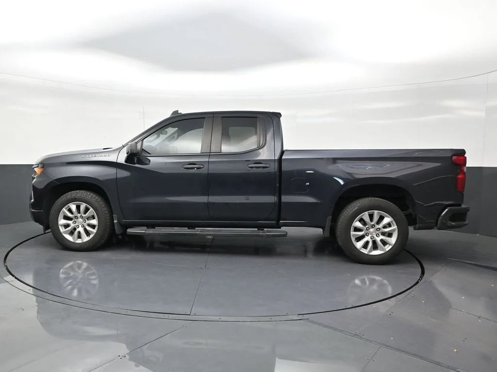 2023 Chevrolet Silverado 1500 Custom photo 2