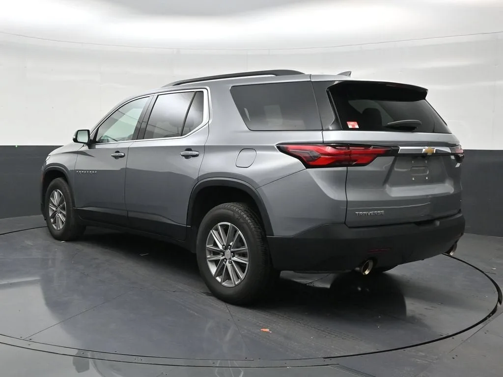 2023 Chevrolet Traverse LT Cloth photo 3