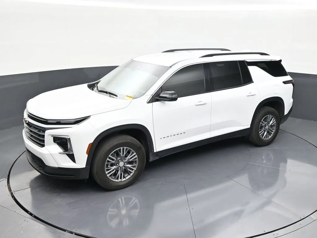 2025 Chevrolet Traverse LT photo 12