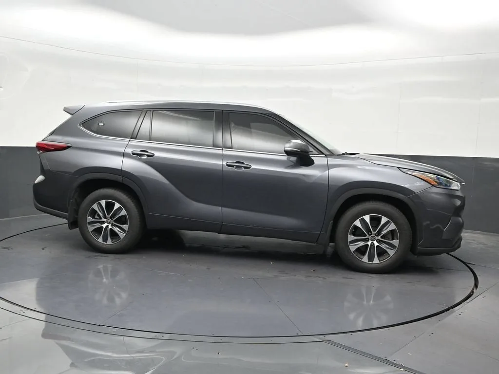 2021 Toyota Highlander XLE photo 7
