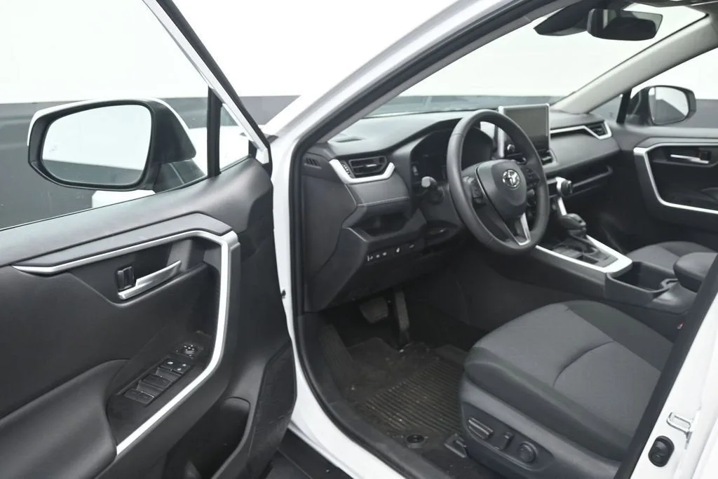 2025 Toyota RAV4 XLE photo 10