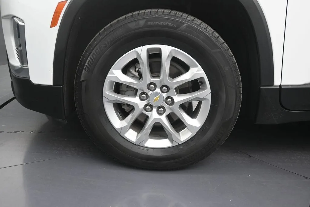 2023 Chevrolet Traverse LS photo 9