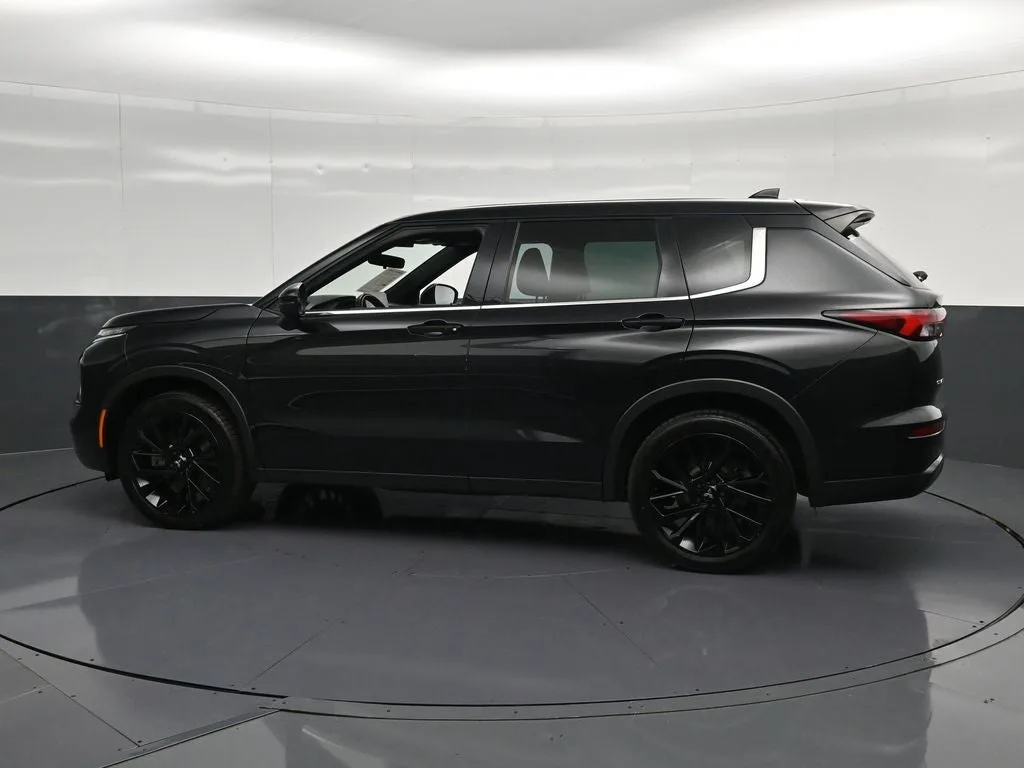 2023 Mitsubishi Outlander SE photo 8