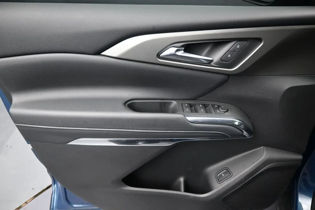 2025 Chevrolet Traverse LT photo 11