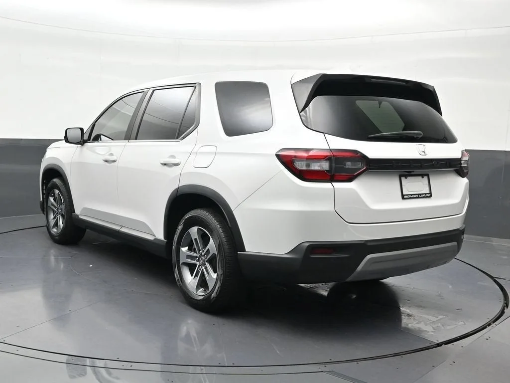 2024 Honda Pilot EX-L 7 Passenger photo 3