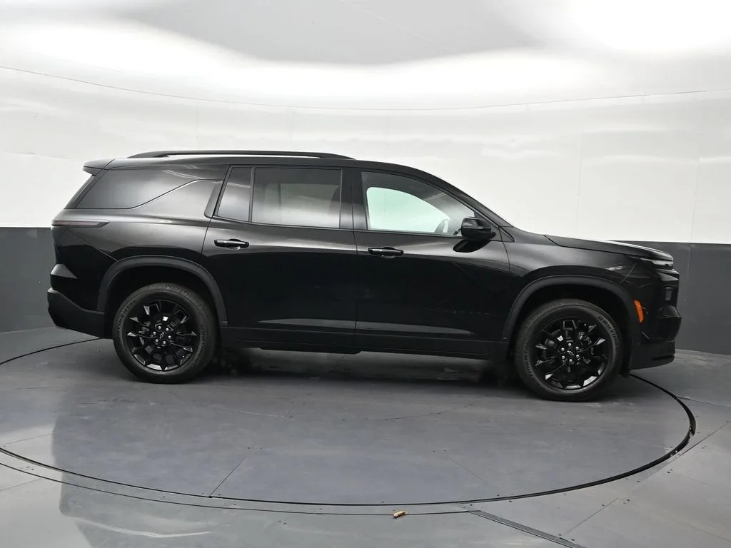 2025 Chevrolet Traverse LT photo 7