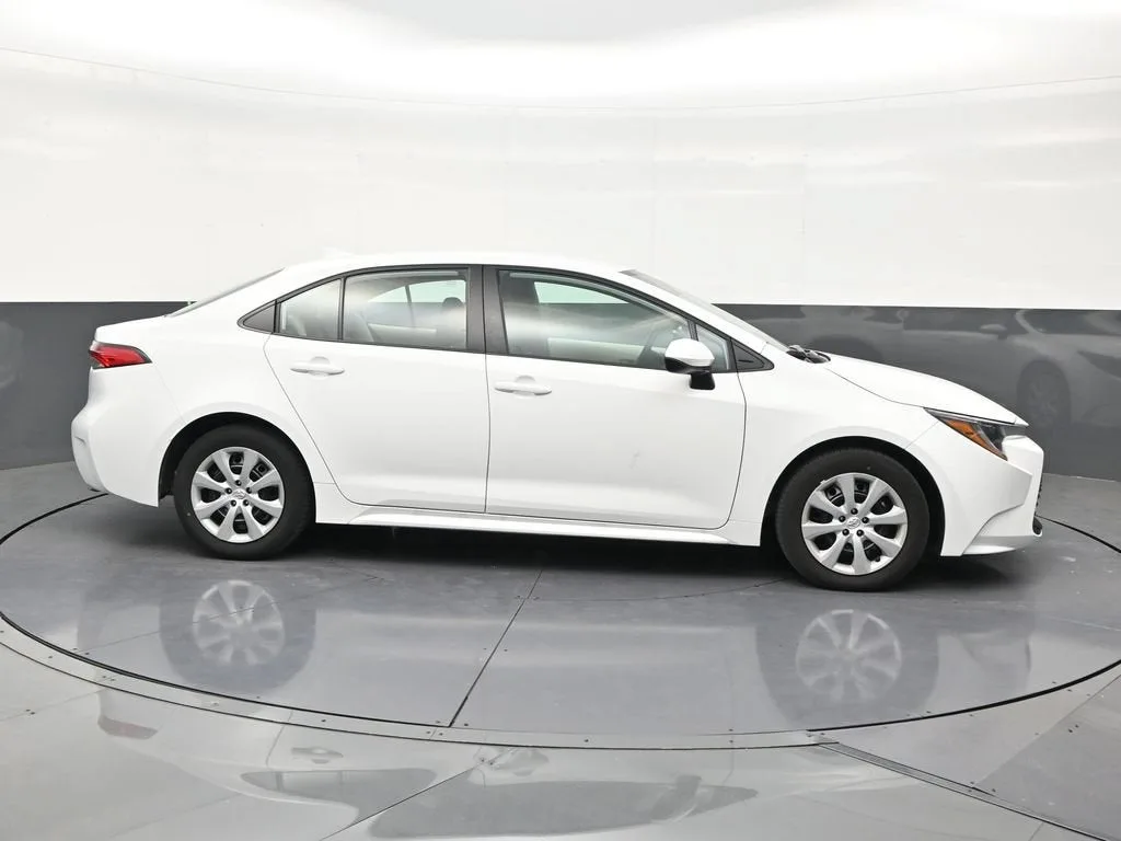2025 Toyota Corolla LE photo 6