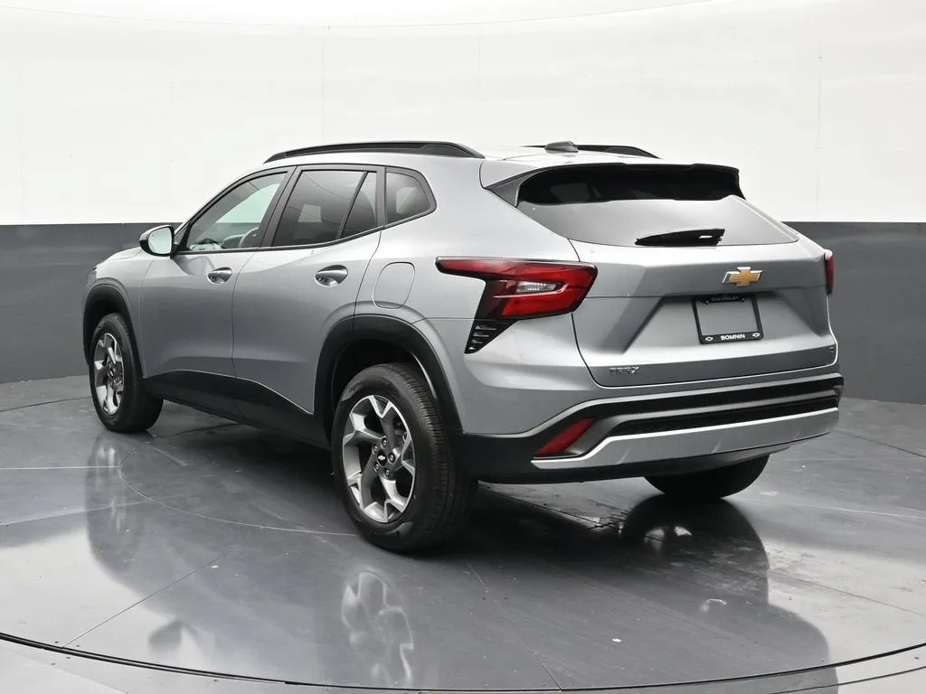 2024 Chevrolet Trax LT photo 3