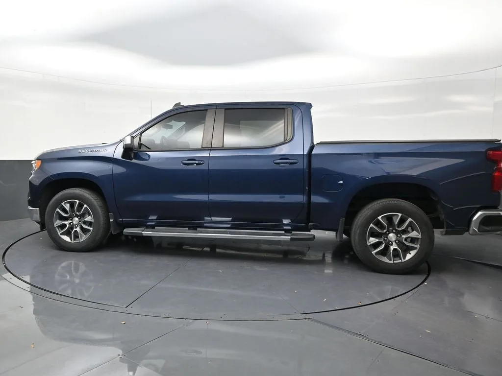 2023 Chevrolet Silverado 1500 LT photo 2