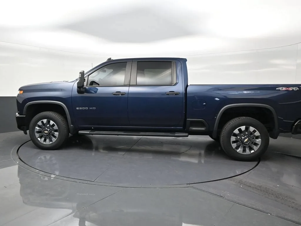 2021 Chevrolet Silverado 2500 HD Custom photo 2