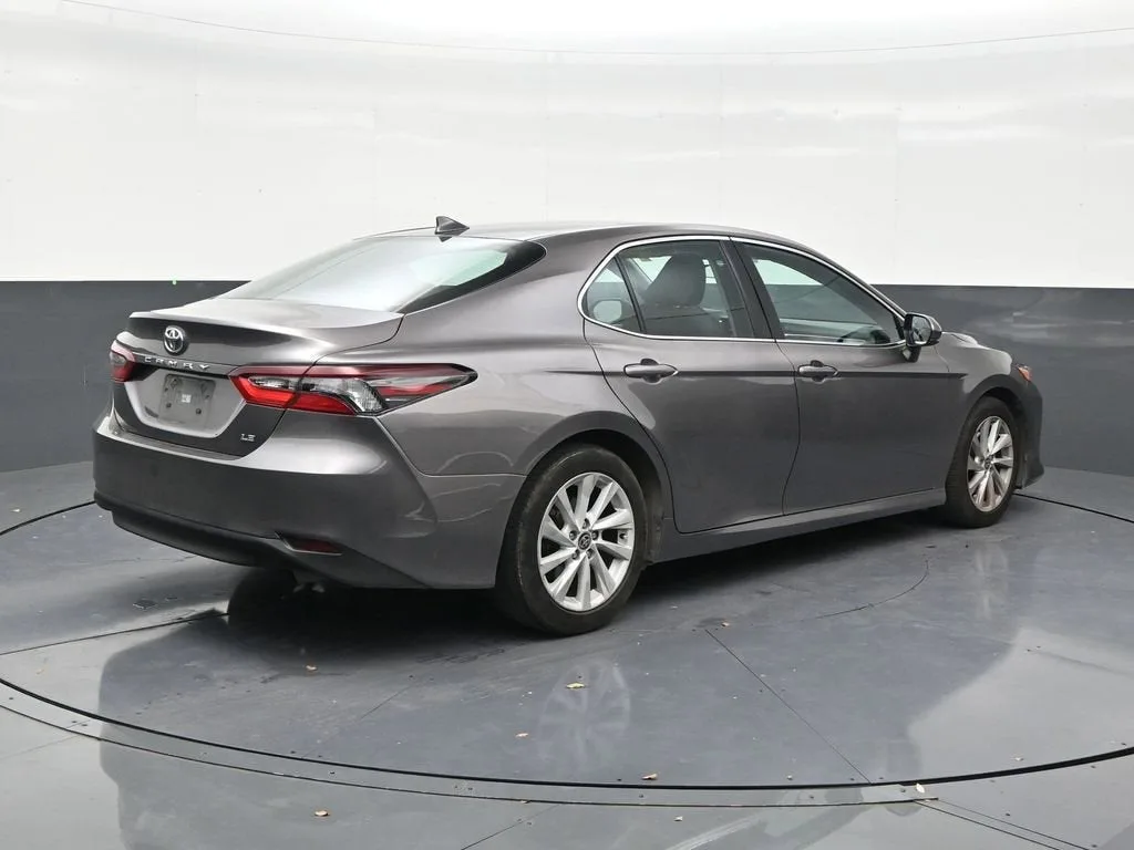 2022 Toyota Camry LE photo 5