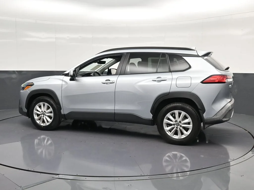 2024 Toyota Corolla Cross LE photo 8