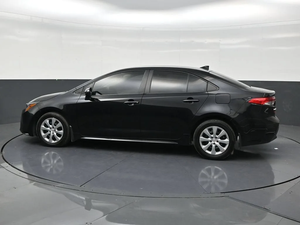 2025 Toyota Corolla LE photo 2
