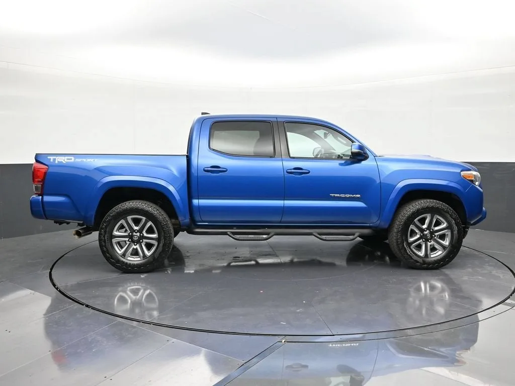 2016 Toyota Tacoma TRD Sport photo 6