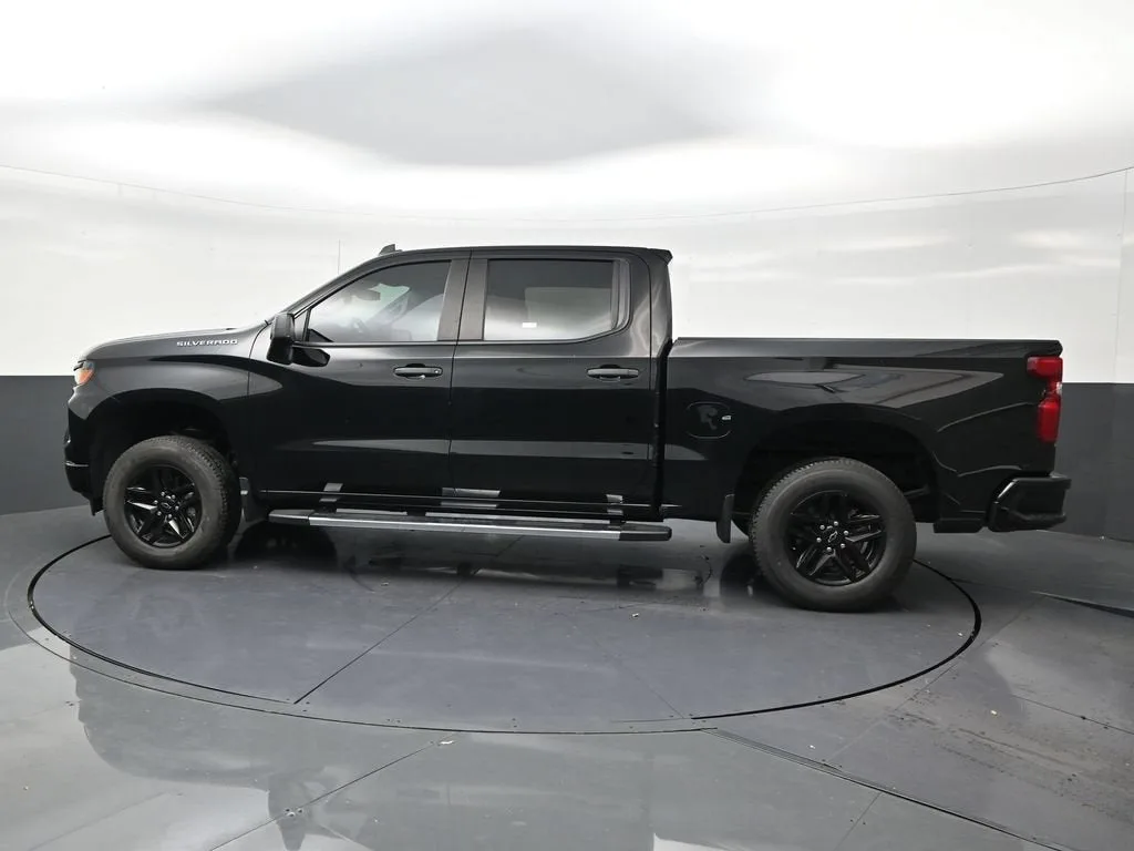 2024 Chevrolet Silverado 1500 Custom photo 2