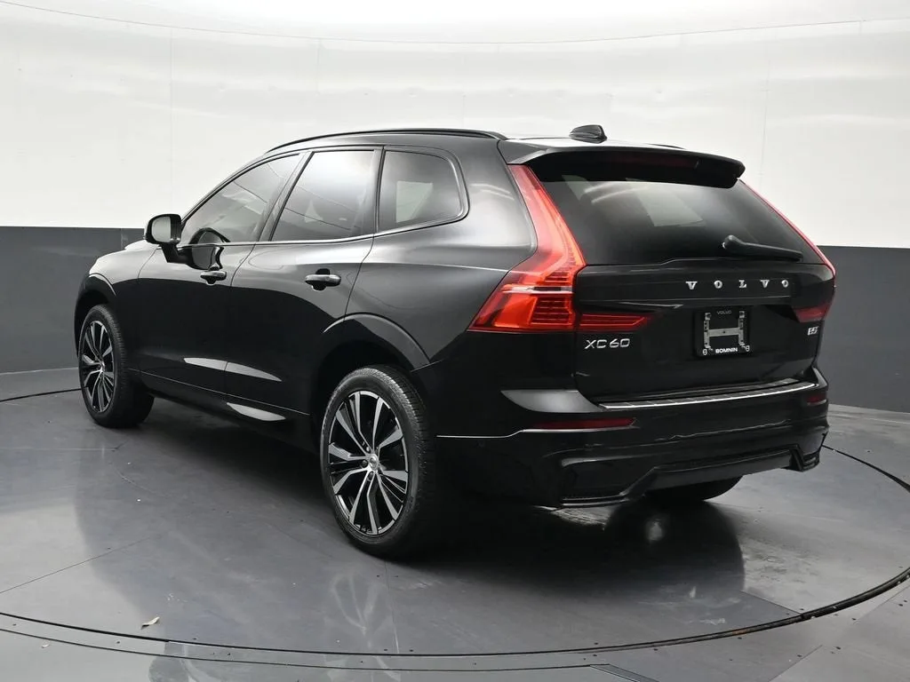 2024 Volvo XC60 B5 Plus Dark Theme photo 3