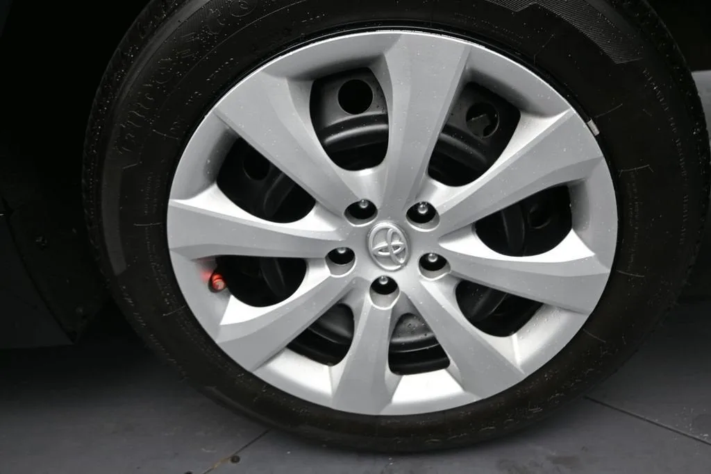 2025 Toyota Corolla LE photo 10
